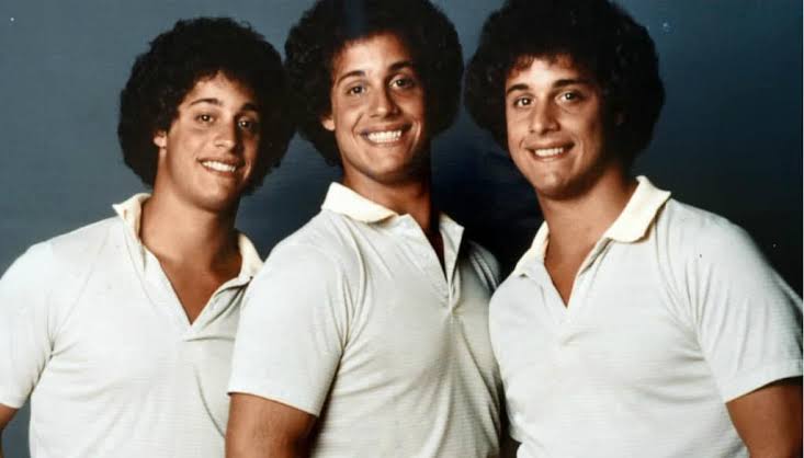 Três irmãos idênticos